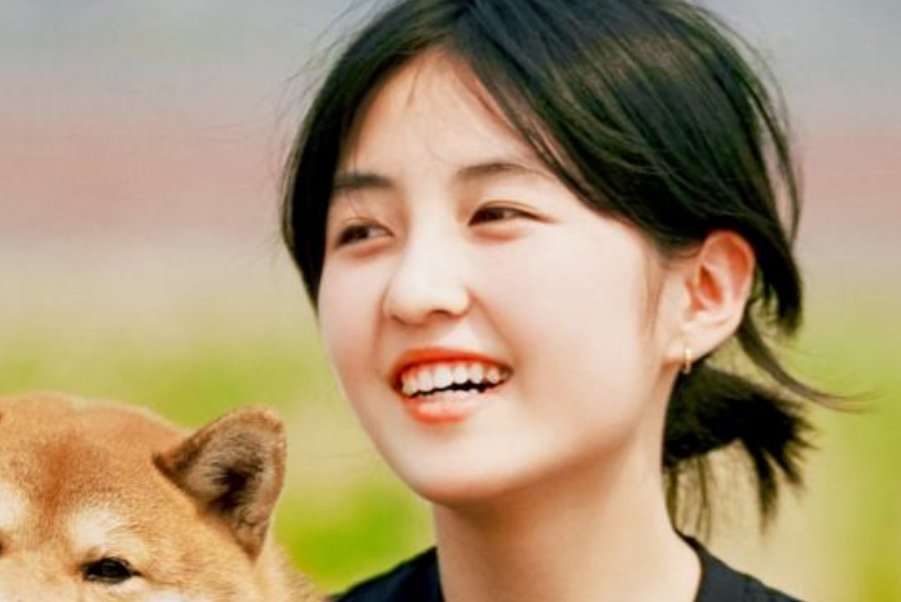 张子枫晒欧阳娜娜送的定制吉他，这把吉他有何重要意义？