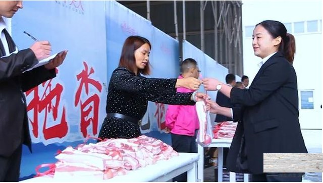 如何看待江西九江一钢铁厂给员工发汽车这件事？