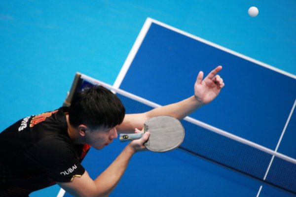 为什么有些人打乒乓球前发球要对球吹一口气?