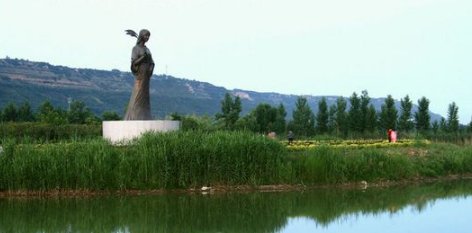 蒹葭苍苍，白露为霜，所谓伊人，在水一方。这句话什么意思，出自哪里？？