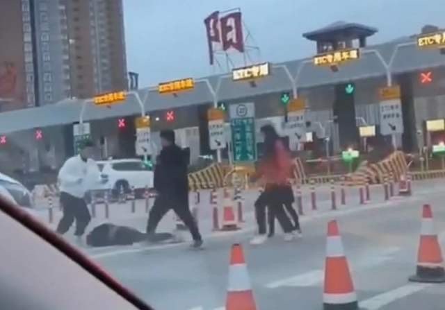 收费站10秒KO两男子一事引人热议，当事人是如何道歉的？