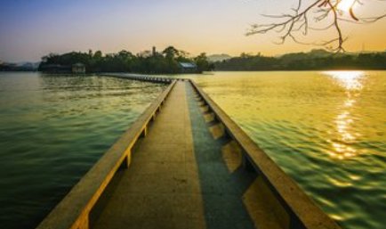 淡妆浓抹总相宜。如何解释？