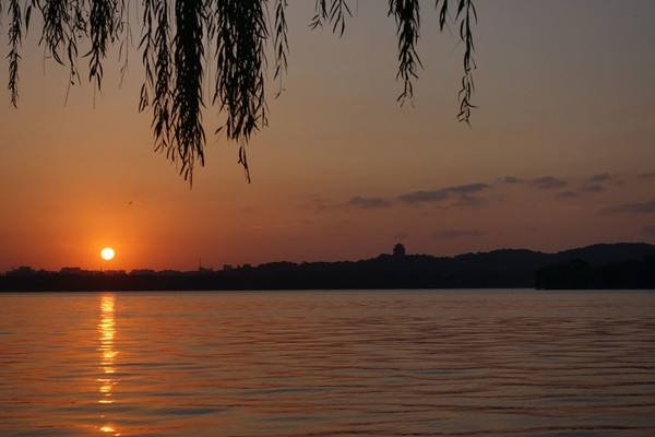 朝霞不出门，晚霞行千里。是什么意思呢？