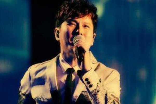 《爱如潮水》的歌词是什么？