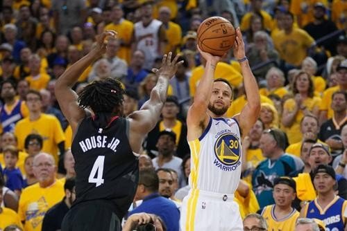 万众瞩目是什么意思？