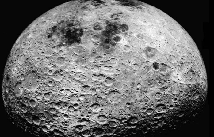 月球是什么样子？要图片