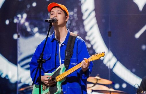 你在南方的初秋里艳阳高照,我在北方的深秋里大雪纷飞是什么歌