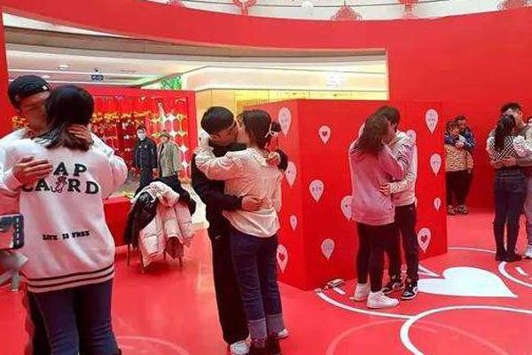 临沂一商场，举行接吻大赛，现场情况如何？