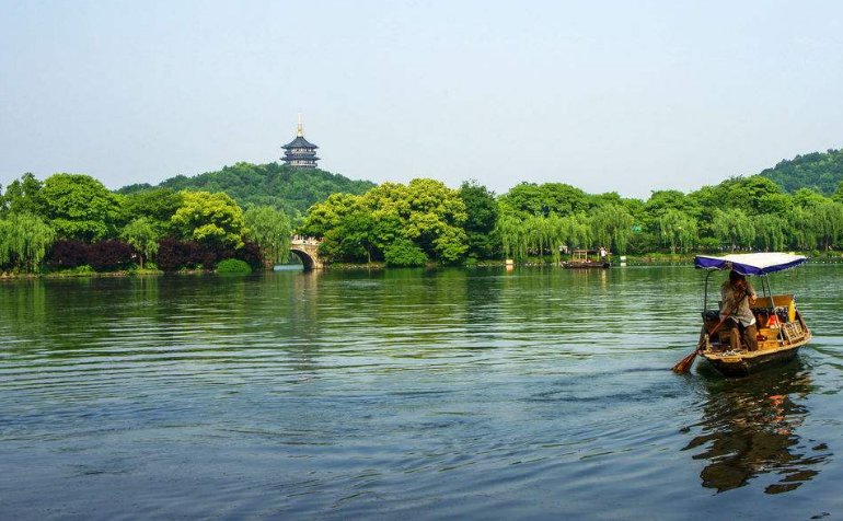 欲把西湖比西子,淡妆浓抹总相宜。的意思