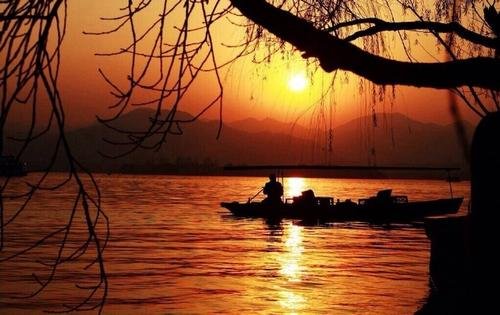 “长风破浪会有时，直挂云帆济沧海”是什么意思？