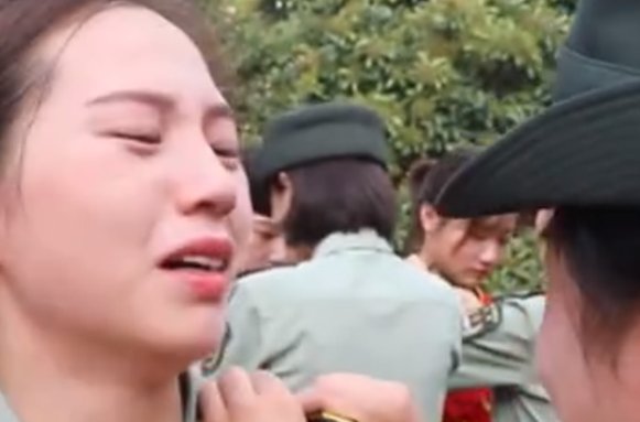 哪个00后女枪王退伍时哭成泪人？