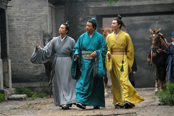 红楼梦写贾珍父子有“聚麀之诮”，这句话是什么意思？