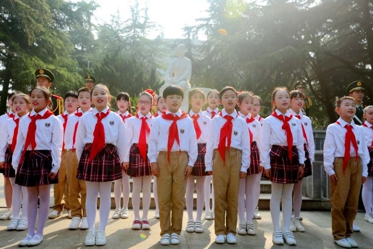 少先队员的标志是什么？中国少年先锋队组织的标志是什么？