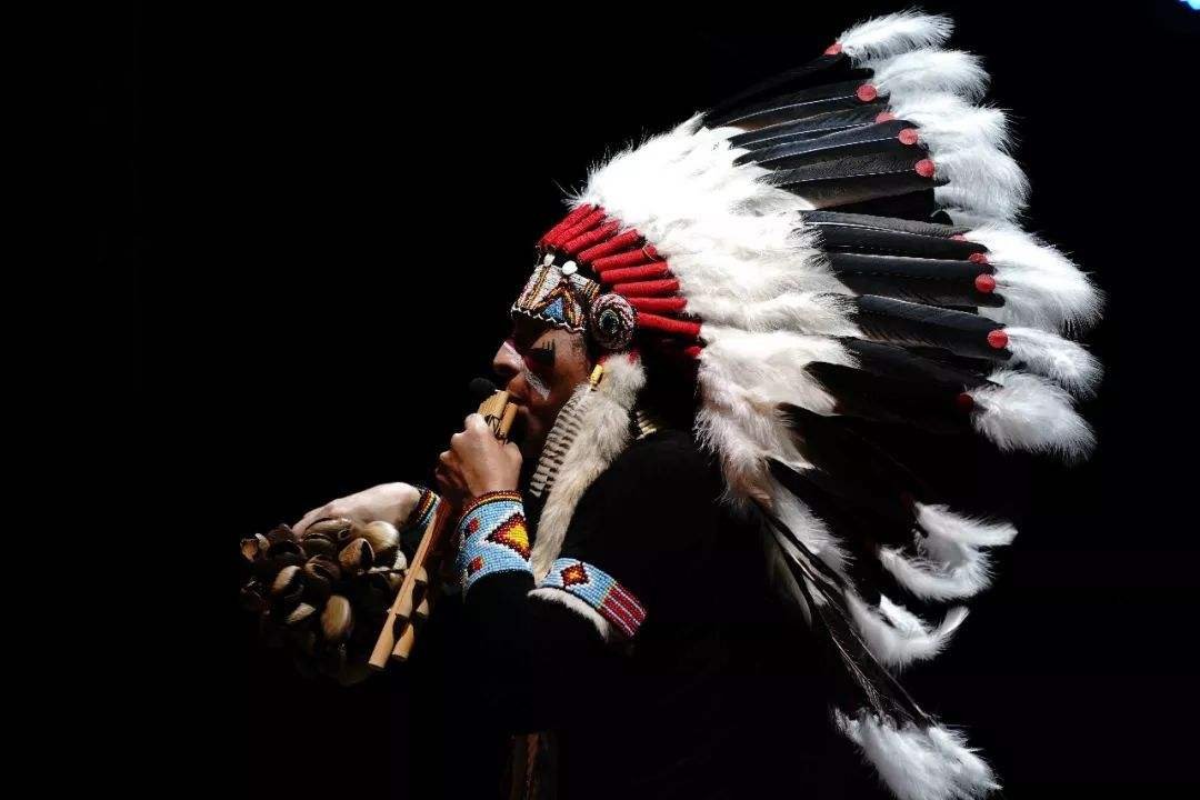 印第安艺术家街头演奏最后的莫西干人的时候用的是什么乐器?印第安竖笛吗?哪里能买到?