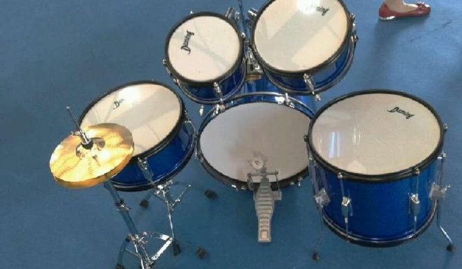 架子鼓好学吗?它需不需要像弹钢琴一样练习指法和乐谱?