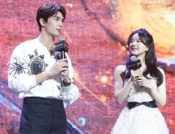 赵露思和吴磊突然官宣恋情,是真的吗?