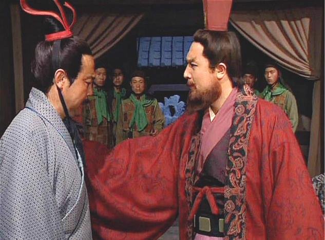 如何理解“内事不决问张昭,外事不决问周瑜”呢?