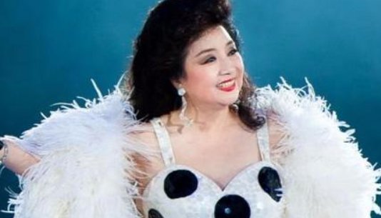 “我想偷偷望呀望一眼他，假装欣赏欣赏一幅画”什么歌？