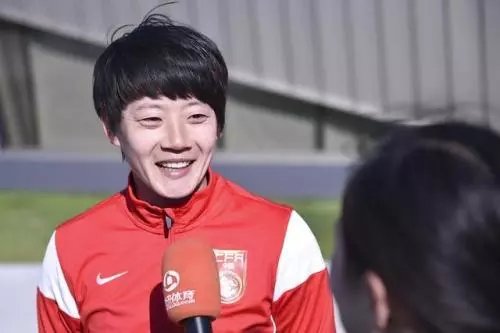 中韩之战的女足队长马君秀出了6块腹肌,这样的女生的三观有多正?