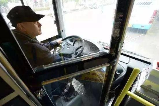 湖南大妈少投币被发现后竟抢方向盘,你对这波操作怎么看?