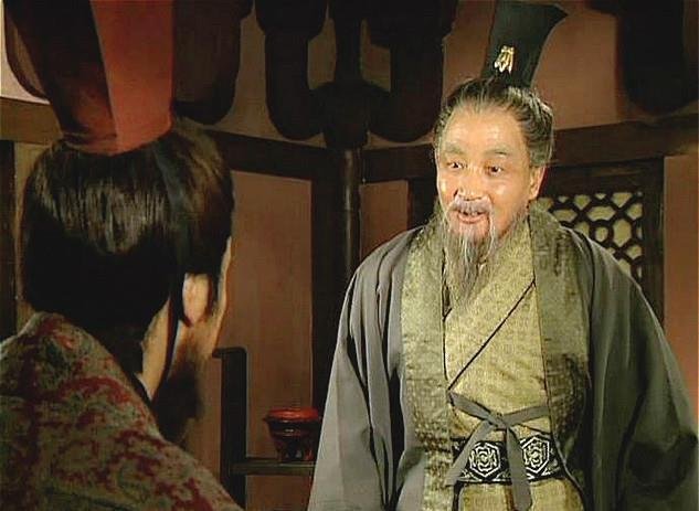 如何理解“内事不决问张昭,外事不决问周瑜”呢?