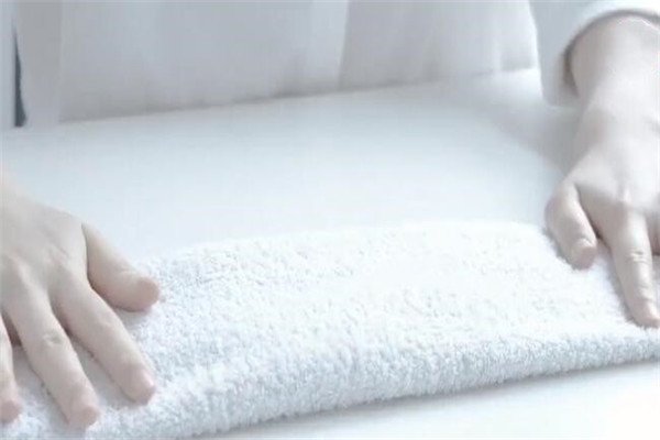 请问假发怎样护理？请指教！谢谢！