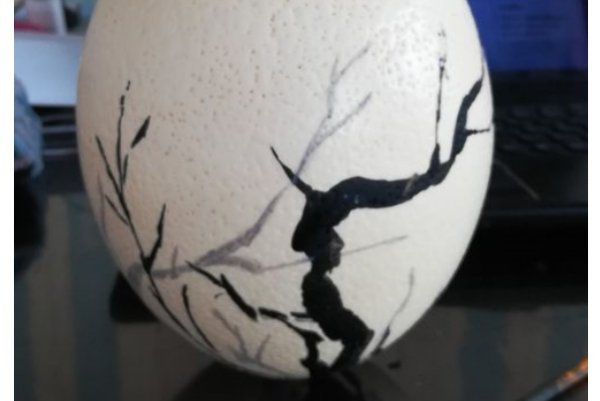 想在鸡蛋上绘画,要用什么颜料?