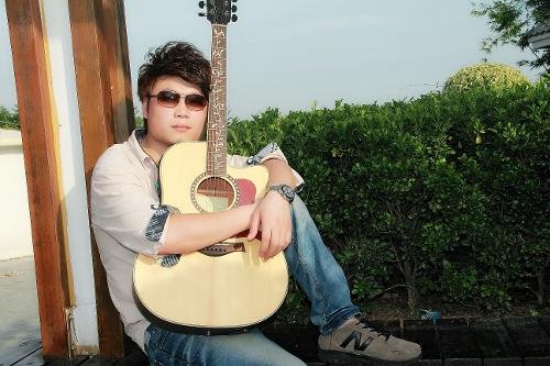 歌词 多年以后你和谁情深似海 会不会想起你还欠我一个未来 是什么歌