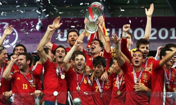 在南非世界杯西班牙史上第几次捧起大力神杯？