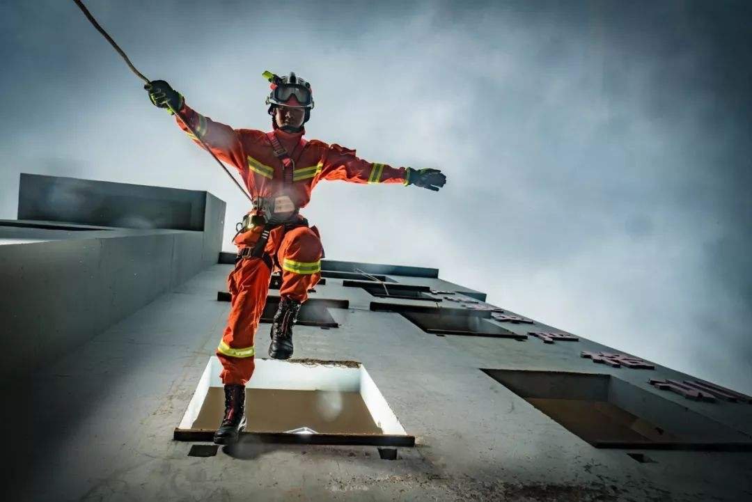 消防员洪水中开挖掘机救人,消防员都需要掌握什么技能?