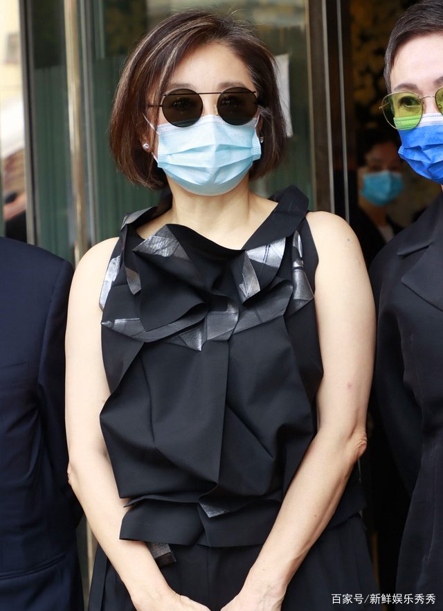 郭晶晶丈夫霍启刚公布于赌王合照，坦言：赌王是我的媒人，这是怎么回事呢？