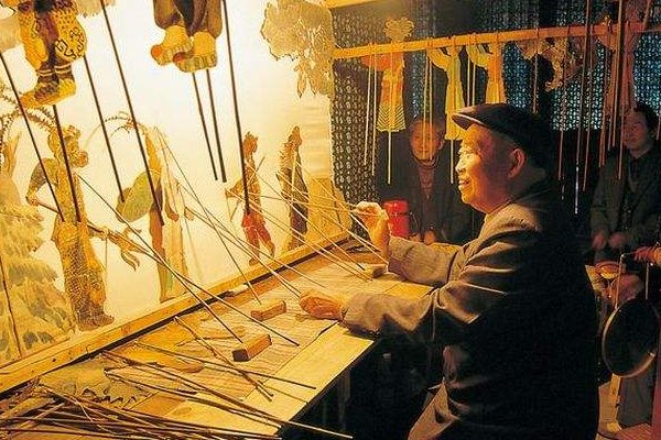 “皮影戏”中的皮是什么皮做的?