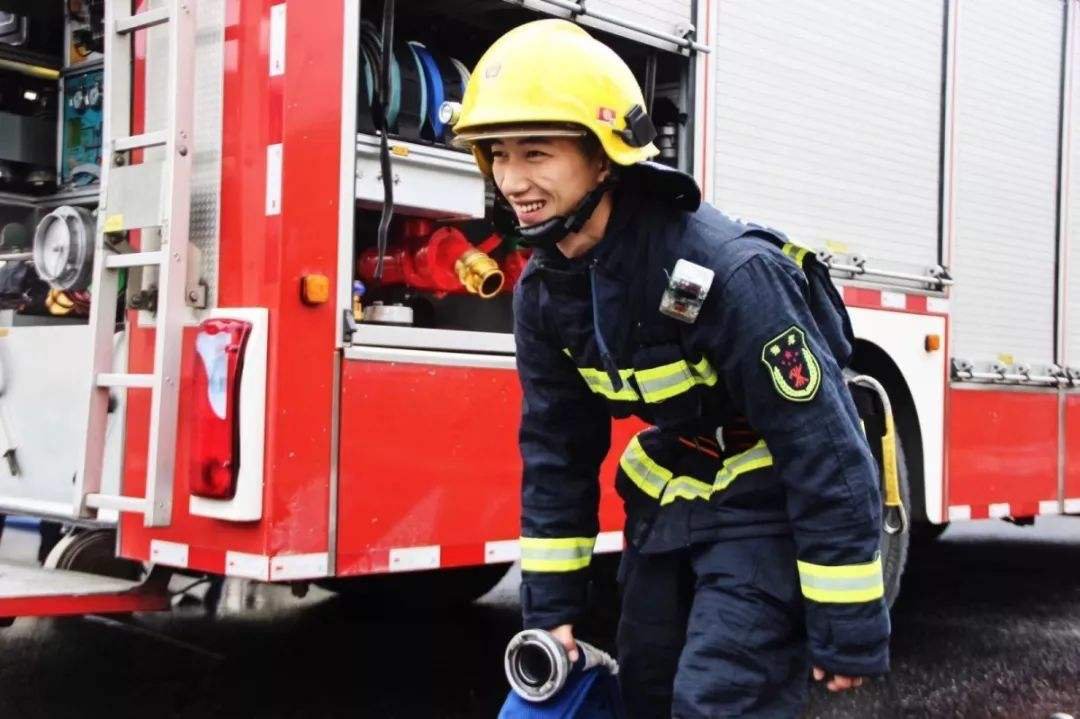 消防员洪水中开挖掘机救人,消防员都需要掌握什么技能?