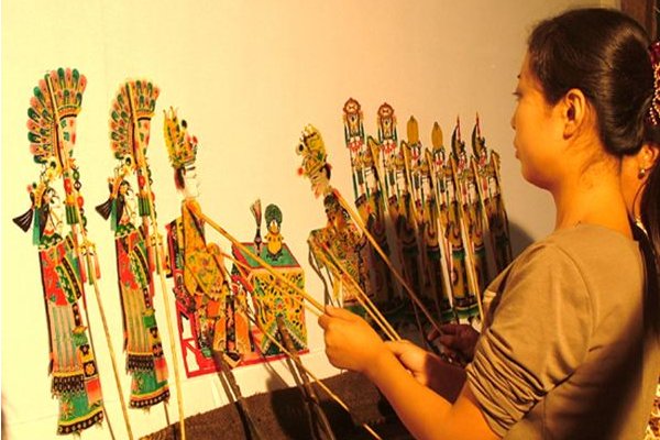 “皮影戏”中的皮是什么皮做的?