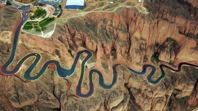 2.3公里22道弯,这条公路是如何修建的呢?