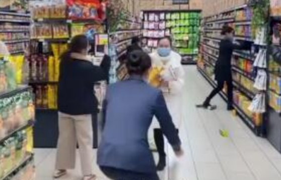 老板奖励员工去超市一分钟随便拿，这对激发工作人员的工作积极性有何帮助？