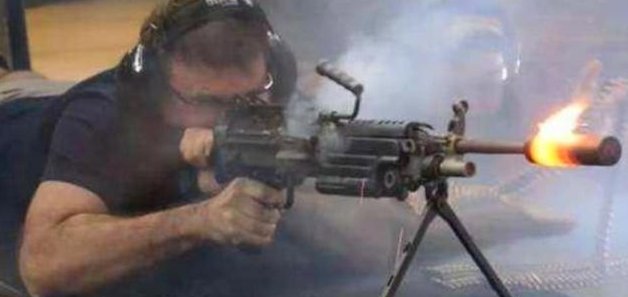 若用一挺无限量子弹重机枪与古代一万军队对抗，能否保命？