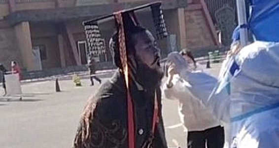 西安“秦王嬴政”做核酸画面走红,这究竟是什么情况?