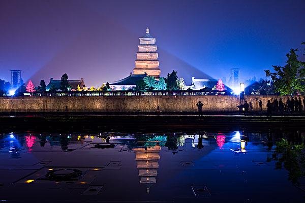 西安大雁塔灯光喷泉秀:，游客如织似贪吃蛇，人群密集游客们该注意什么？