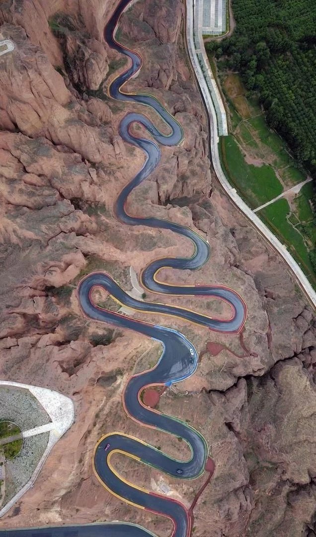 2.3公里22道弯,这条公路是如何修建的呢?