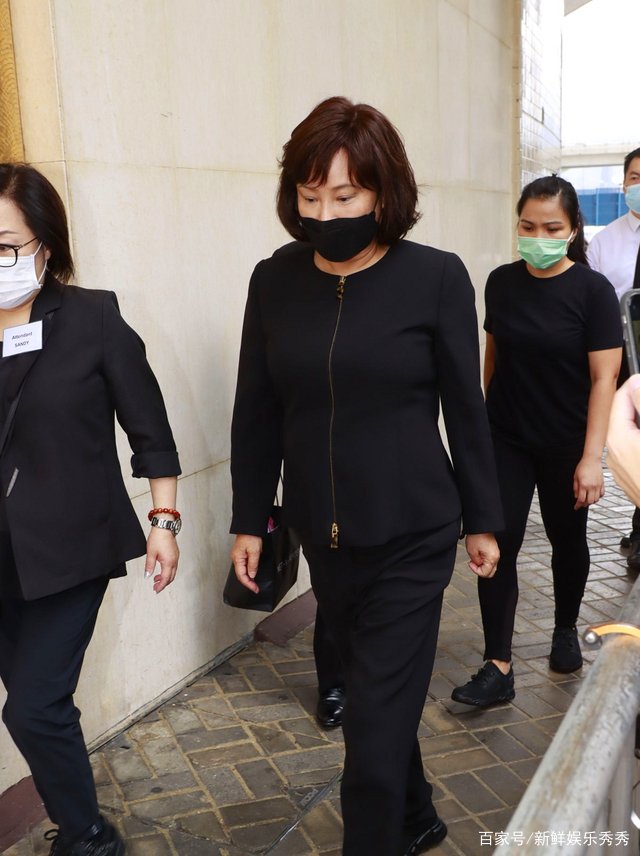 郭晶晶丈夫霍启刚公布于赌王合照，坦言：赌王是我的媒人，这是怎么回事呢？