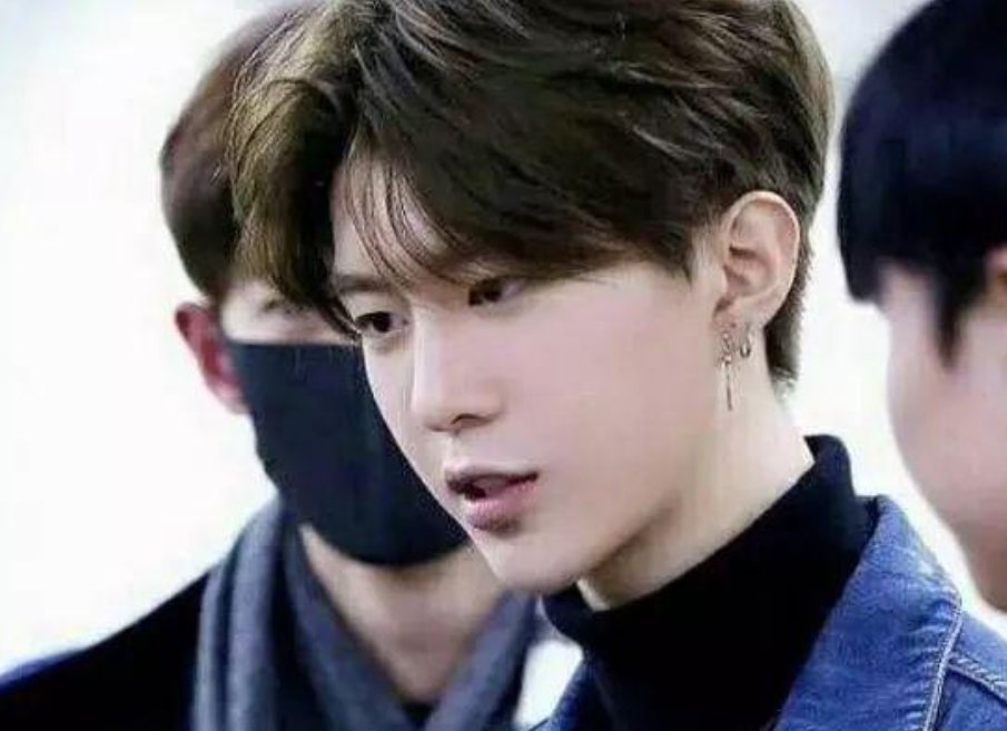 陈伟霆范丞丞拍照差距明显，你觉得谁的拍照水平更胜一筹？