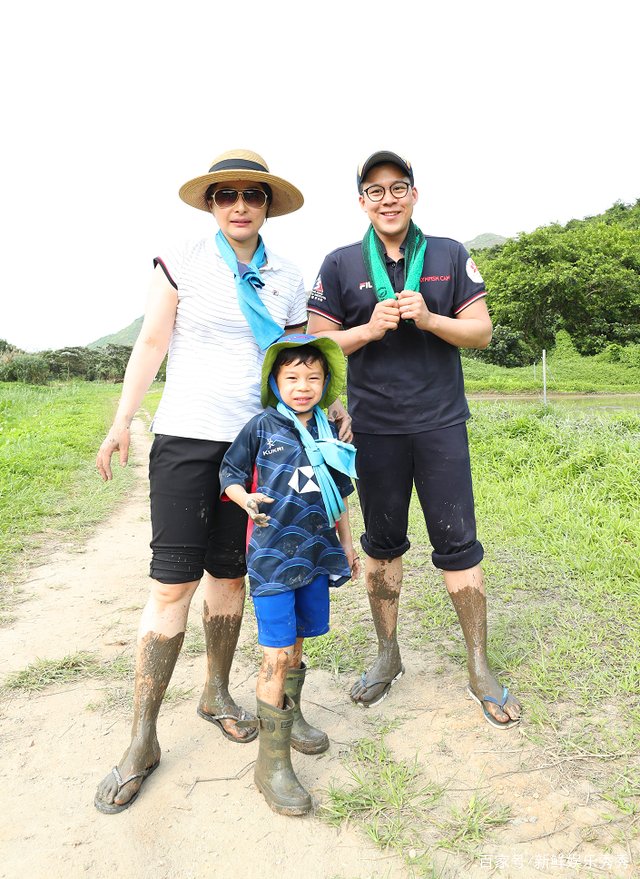 郭晶晶丈夫霍启刚公布于赌王合照，坦言：赌王是我的媒人，这是怎么回事呢？