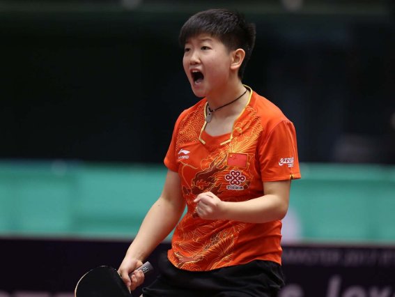 孙颖莎现身中关村三小开学典礼，拿锅铲与小学生对打，她的表现如何？