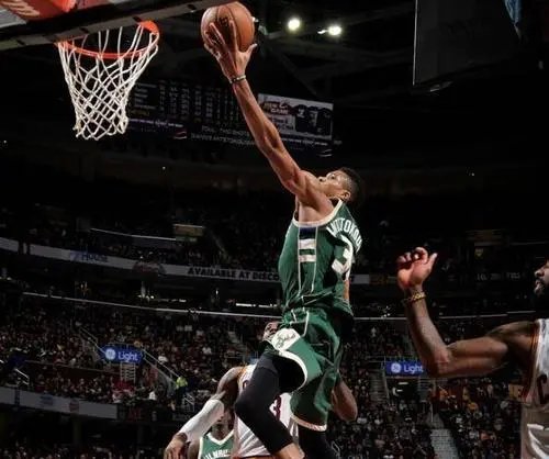 NBA常规赛中,雄鹿大胜活塞,活塞失利的原因是什么?