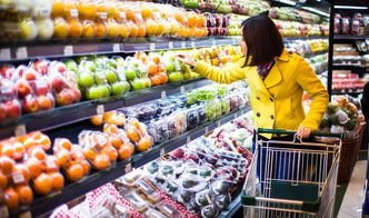 永辉超市工作人员用脚踩冷冻鱼虾,超市是如何回应的?