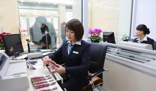 在银行工作的银行柜员真的那么累吗？他们的日常工作是怎样的？