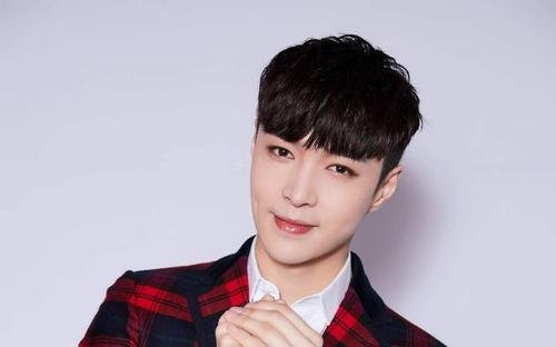 张艺兴方否认恋情：只有三只猫，为何明星们的感情问题如此受关注？