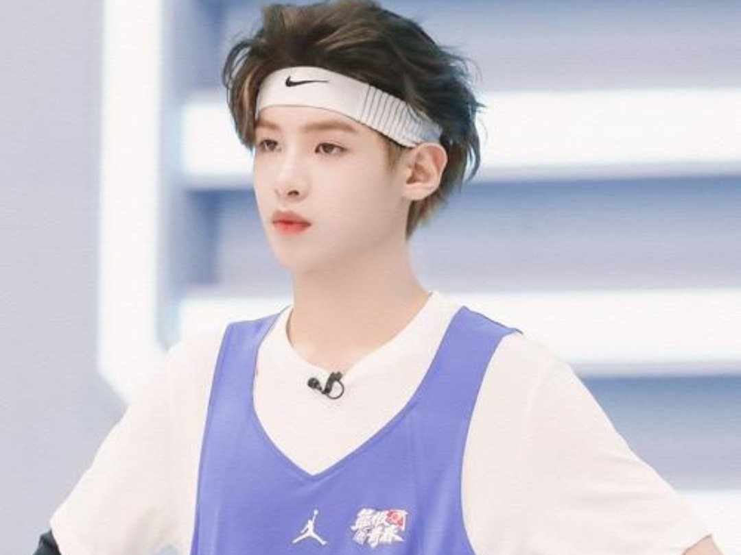 黄明昊节目中走秀假摔,你觉得他的综艺感怎么样?