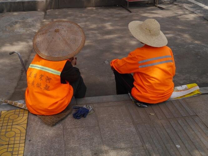 如何赞赏餐馆老板请60名环卫工吃团圆饭这一暖心事迹?